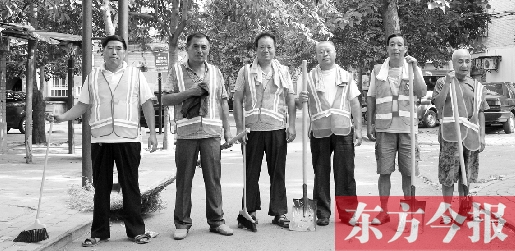 昨天下午6點，6名環(huán)衛(wèi)工人相伴乘坐B1返回27公里外的花園口村。