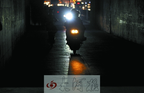 　　鄭州無(wú)燈地下通道黑暗難行 市民行路像“探險(xiǎn)”