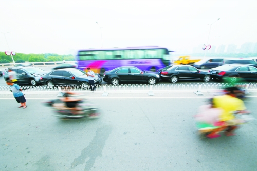 洛陽迎親奔馳車隊(duì)當(dāng)街遭遇連環(huán)撞