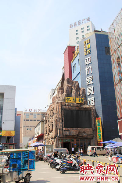 在該酒店一層的入口處，屹立著一座4層樓高的假山，氣勢雄偉。