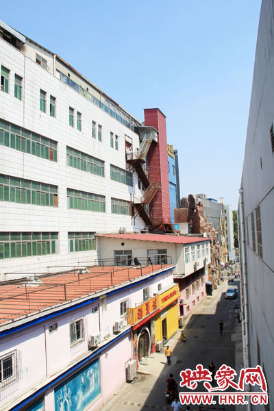 該家具賣場共6層樓，第7層建筑與其他樓層風(fēng)格迥然不同，有明顯后期加蓋痕跡
