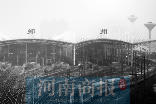 從解放路立交向南望去，火車站南側(cè)一座高樓在霧霾中若隱若現(xiàn)