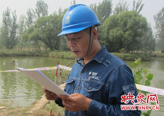 登塔之前，樊建軍在做最后的安全指示
