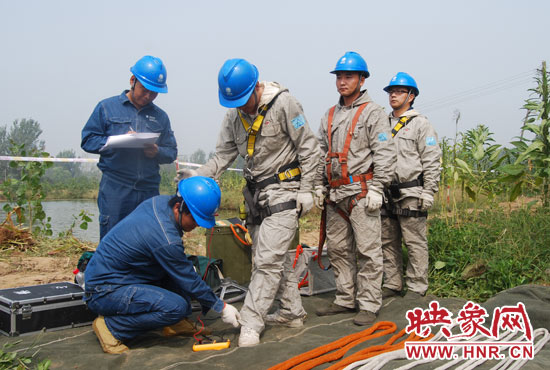 “弟兄們”每次上塔作業(yè)，樊建軍都要認(rèn)真核對檢查，不容一絲失誤出現(xiàn)。