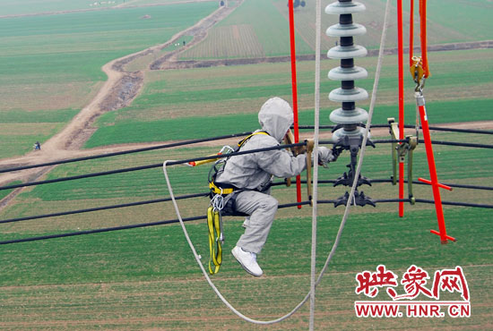 超高壓輸電線是樊建軍工作的主戰(zhàn)場，他現(xiàn)在雖然不經(jīng)常登塔，但在塔下卻并不輕松。