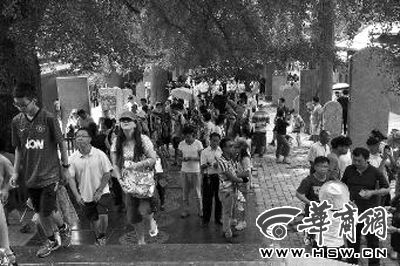 每天都有大量游客涌來，探訪他們心目中的少林