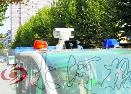 巡查車車頂裝有360度攝像頭,對路面違章停車行為抓拍取證。