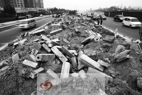 中州大道部分路段，綠化帶成了垃圾場(chǎng)。