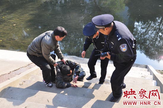 該男子滾入冰冷的金水河，嗆了幾口污水，連滾帶爬從水中出來，隨后被金水路派出所民警救上岸。