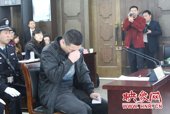 庭審現(xiàn)場(chǎng)，被告人常樹(shù)民哽咽著宣讀手中的悔恨書(shū)。