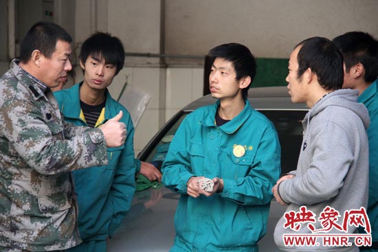 楊冠軍（左）在和兄弟們交流時，多數(shù)都是用手語