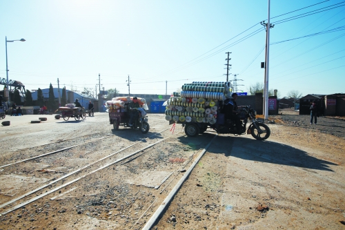 這里常?！叭搜鲴R翻”,常有婦女騎車帶孩子摔得頭破血流