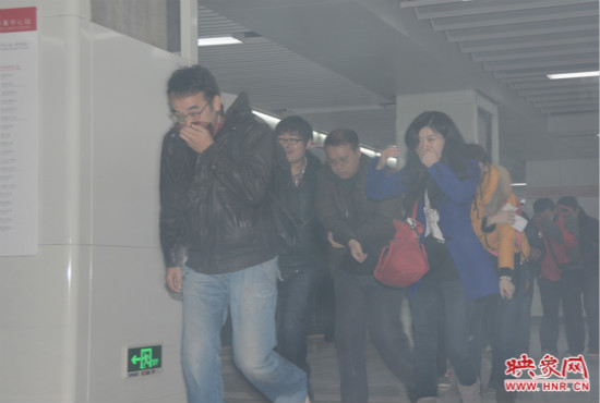 演習(xí)中，地鐵乘客從地鐵車廂中跑出。
