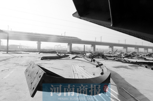 　鐵路兩側(cè)，不少建筑物已經(jīng)被拆除