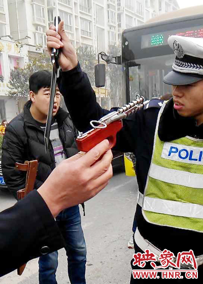 據(jù)當(dāng)事交警描述，男子自知車(chē)上有刀，在車(chē)輛被逼停后，車(chē)上的另一名男子試圖將刀具交給到達(dá)現(xiàn)場(chǎng)的同伴。
