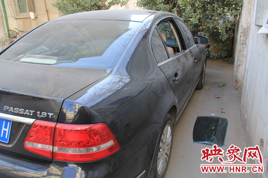12月12日，鄭州金水區(qū)一小區(qū)汽車車窗被撬