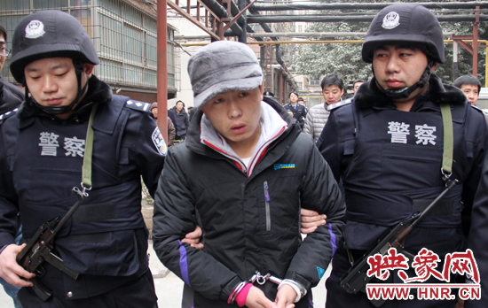 12月18日上午，鄭州警方帶一名犯罪嫌疑人指認(rèn)現(xiàn)場
