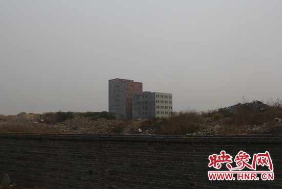 一墻之隔，但內(nèi)外環(huán)境卻截然不同