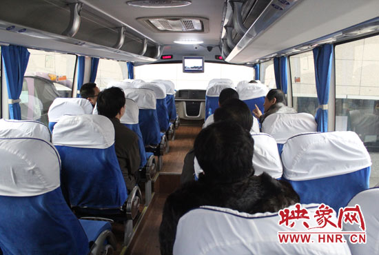 大巴車內(nèi)均在播放著這部以農(nóng)民工討薪為題材的微電影。