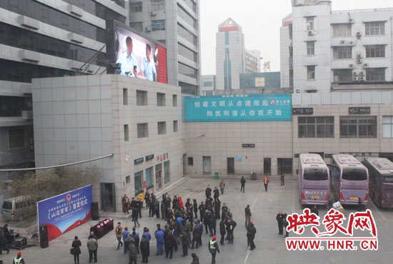 大巴車內(nèi)均在播放著這部以農(nóng)民工討薪為題材的微電影。