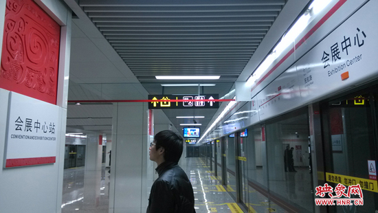 會展中心站，兩塊牌子的站點名稱英文翻譯也不相同