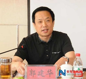 臺上的郭建華。 資料圖