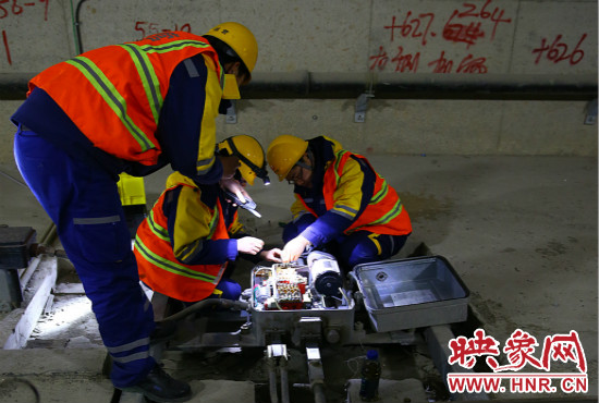 鄭州地鐵設(shè)備部各工種的同事們每晚在夜深人靜時的隧道里堅守著自己的崗位。