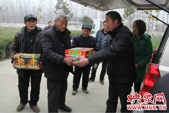 鄭春光的父親鄭慶兵和女兒鄭元元帶著他未完成的夢(mèng)想來到了鄭集鄉(xiāng)敬老院，看望慰問居住在這里的五保老人。