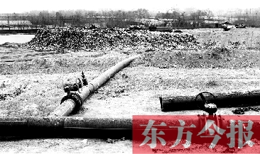 鄭州首座垃圾沼氣電廠并網(wǎng)發(fā)電，集氣管一端連接垃圾山深處，一端連接電廠集氣裝置