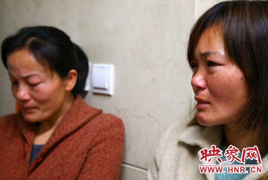 提及現(xiàn)狀，柴小快的女兒不住流淚。