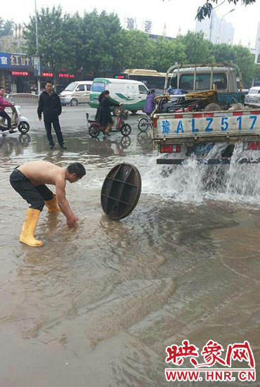 工作人員在現(xiàn)場搶修