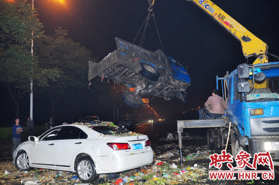 1點(diǎn)40許，兩輛車先后被吊起并拖離現(xiàn)場(chǎng)，停車場(chǎng)的幾位員工將路面清掃干凈，隨后該路段恢復(fù)通行。