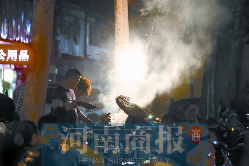 夜晚，鄭州街頭的燒烤攤 記者 王春勝/攝