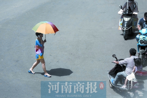 昨天，鄭州市區(qū)氣溫達(dá)到36.5℃ 記者 侯建勛/攝