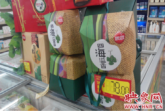 今年商場(chǎng)里的散裝、袋裝粽子多了，盒裝粽子的售價(jià)也更加親民。