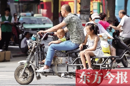這樣帶著孩子，一個(gè)剎車，孩子就有可能摔下車