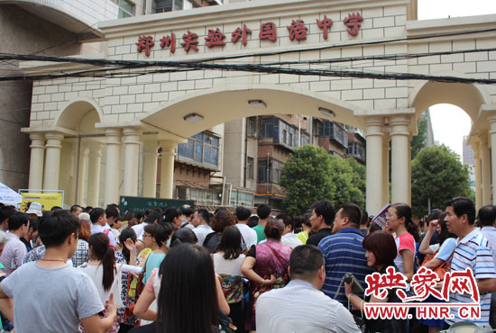 考試快結(jié)束時，陪考的家長涌入學(xué)校接孩子。