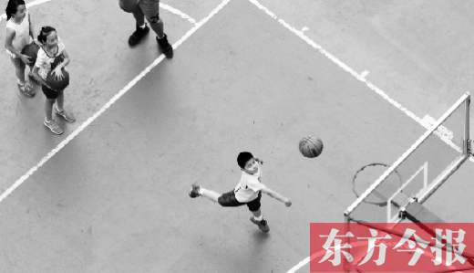 7月2日，河南工業(yè)大學(xué)籃球場(chǎng)內(nèi)，幾名孩子正在接受籃球訓(xùn)練
