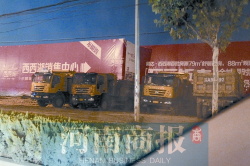 昨夜，記者發(fā)現(xiàn)一些工地外，渣土車們正在“休息”記者 鄧萬里/攝
