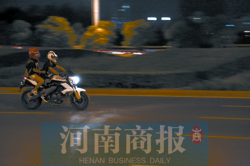深夜，鄭東新區(qū)，不少人騎著摩托車呼嘯而過