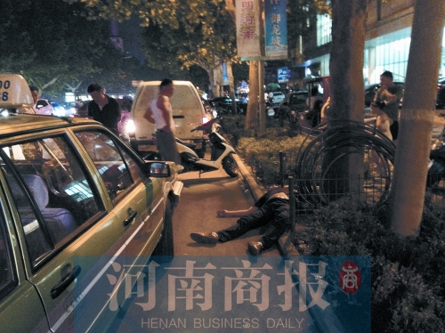 醉漢拳打的哥后耍賴(lài)趟地上不起來(lái) 民警開(kāi)車(chē)將其拉走