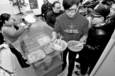 　　上圖2013年年初，很多鄭州市民光臨李剛的面館，掀起“全城吃面”熱潮。CFP供圖