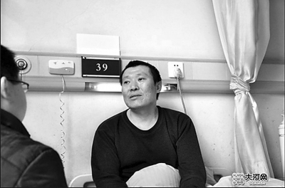 　　右圖李剛生前在醫(yī)院接受記者采訪。資料圖片