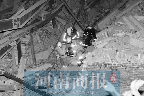 昨晚8點30分，消防員從廢墟中救出一名被埋者