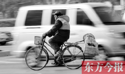 昨日，鄭州市中州大道上，穿梭于車(chē)流中上崗的環(huán)衛(wèi)工