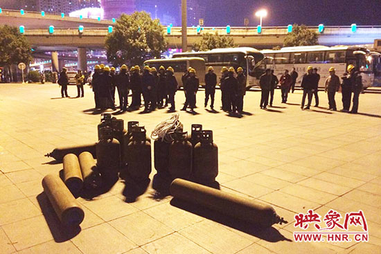 河南省人民會(huì)堂“釘子戶”違法廣告牌開始連夜拆除