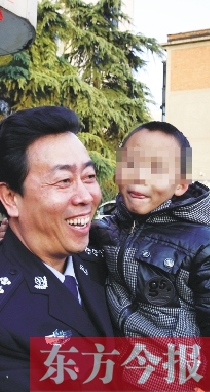 林州市公安局長(zhǎng)趙峰抱著滿臉笑容的曉宇（化名），也露出了笑容