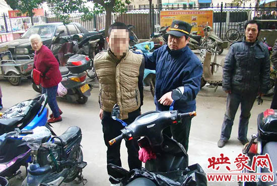巡防隊(duì)員將盜賊控制。