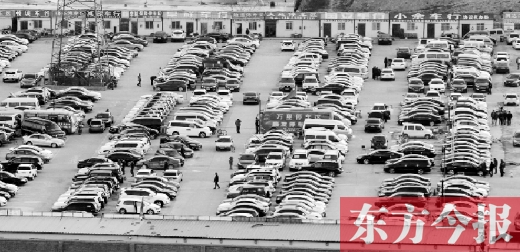 鄭州市文化路北段一個二手車交易市場，停放著密集的二手車