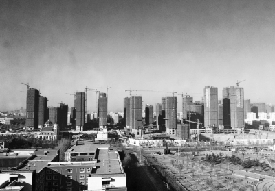 在鄭州市同一地點拍攝的照片，下為1月1日晴朗天氣，上為1月5日霧霾天氣。（拼接圖片）